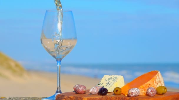 Piquenique na costa atlântica com queijos e vinho — Vídeo de Stock