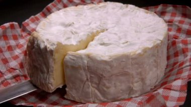 Bıçak yuvarlak Camembert peyniri bir sektör asansörleri