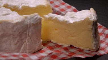 Bir sektör yuvarlak Camembert peyniri çatal alır