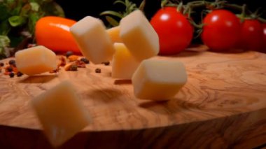 Ahşap tahta küpleri Parmesan peyniri düşmek