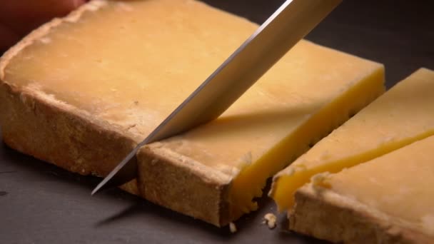 Fromage dur parmesan français coupé en triangles — Video