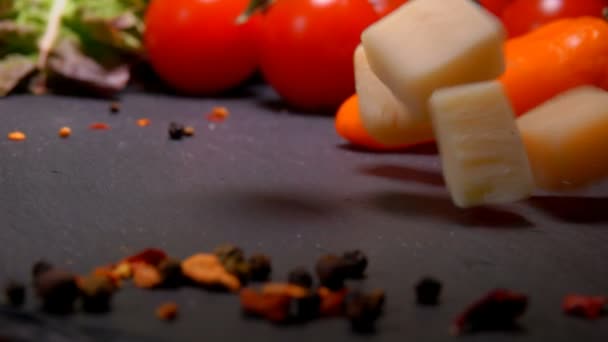 Kostičky sýra parmezán klesnout na povrchu stolu