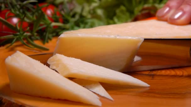 Шматок твердого сиру Пармезан нарізаний ножем на скибочки — стокове відео