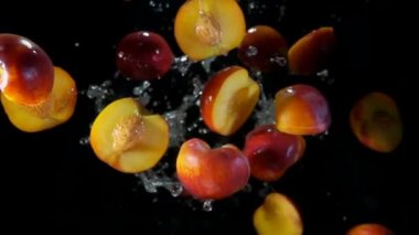 Şeftali uçar kameraya bir siyah arka plan üzerine