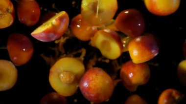 Şeftali uçar kameraya bir siyah arka plan üzerine