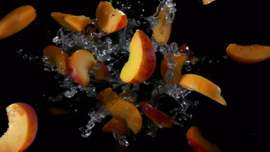 Kameraya şeftali dilimleri sinekler siyah bir zemin üzerine