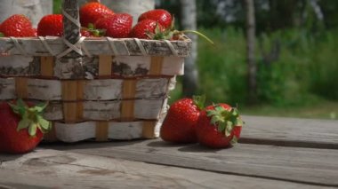 Ahşap bir masa üzerinde çilek sonbahar