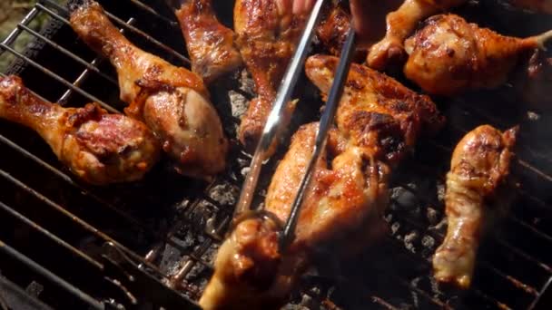 Close-up kip benen geroosterd op de grill — Stockvideo