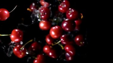 Kiraz karşı kameraya Sıçrayan su ile
