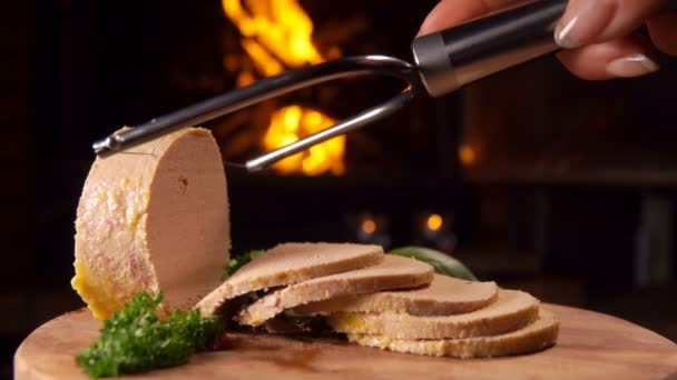 Faca especial cortes de foie gras em uma tábua de madeira — Vídeo de Stock