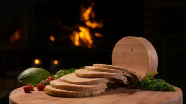 Panorama du foie gras haché, des légumes verts et des airelles — Video