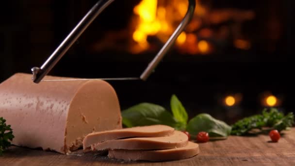 Speciální nůž řeže foie gras na dřevěném prkénku — Stock video