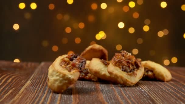 Italiaanse Fig Cookies Cucidati valt op een houten ondergrond — Stockvideo