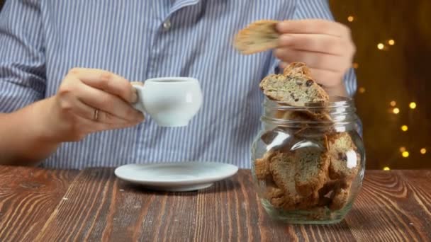 Mão leva biscotti de um frasco e mergulha-lo em um café expresso — Vídeo de Stock