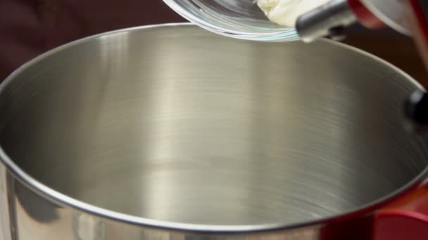 Queijo cremoso colocado com uma espátula na tigela do misturador — Vídeo de Stock