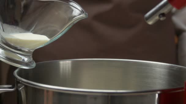 La crème est versée dans le bol du mélangeur pour fouetter — Video