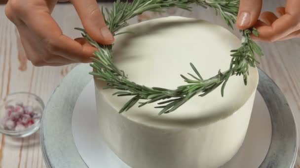 Cake decorated with rosemary and sugar cranberries — Stock Video