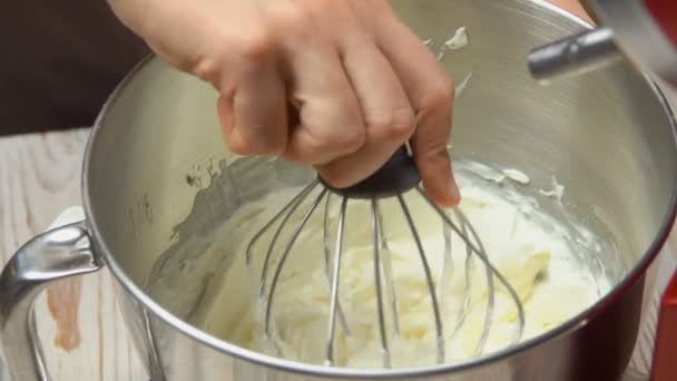 Cocineros mano toma preparado pastel crema — Vídeo de stock
