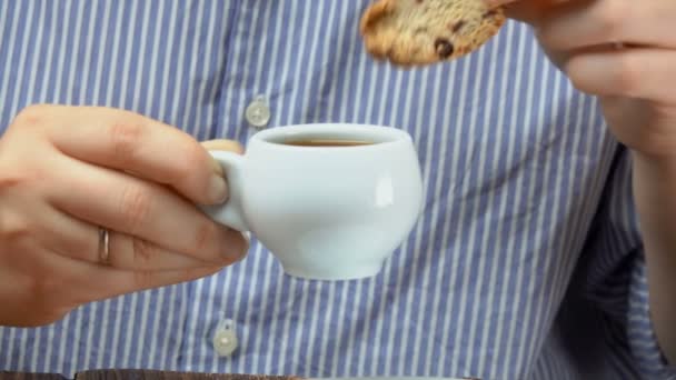 Hand dunks Italiaanse biscotti in een kopje espresso — Stockvideo