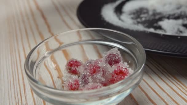 Mirtilli rossi nello zucchero e conservati in una ciotola — Video Stock