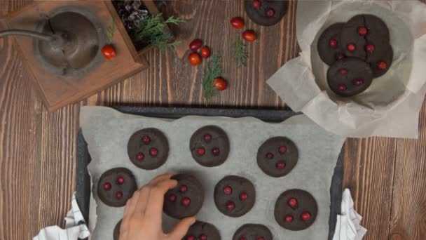 Vista superior en la mano toma galletas de chocolate — Vídeo de stock