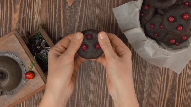 Close-up em mãos quebrando biscoitos de chocolate — Vídeo de Stock