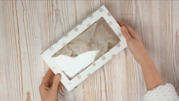 Nahaufnahme von oben von einer Hand nehmen Sie Cookies — Stockvideo