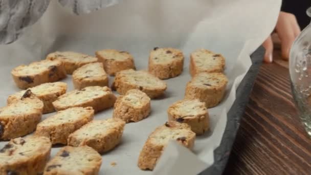 Ruka má italský cantucci klade ve skleněné nádobce — Stock video