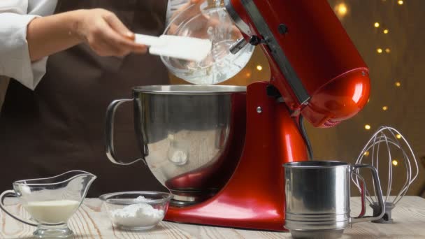 Pastelero pliega ingredientes mezclador para crema — Vídeo de stock