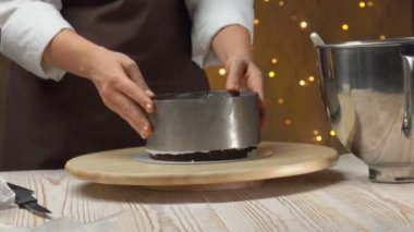 Şef bir pasta peynirli sufle ile metal bir kalıp kaldırır