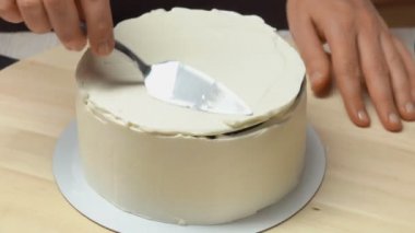 Kek üzerine krema bir spatula ile tesviye