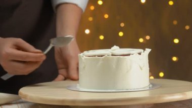Şefler kek üzerine krema bir spatula ile seviye.