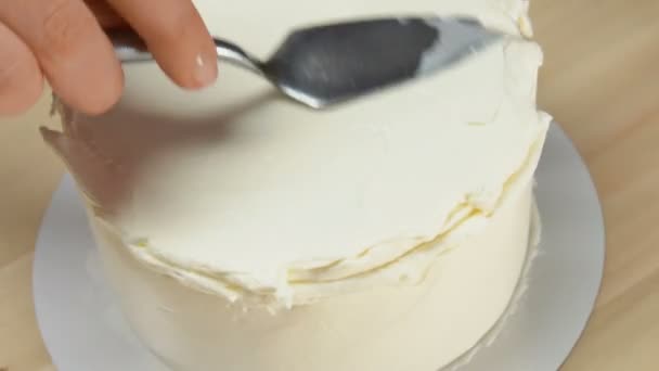 Spatola livella la crema sulla parte superiore della torta — Video Stock