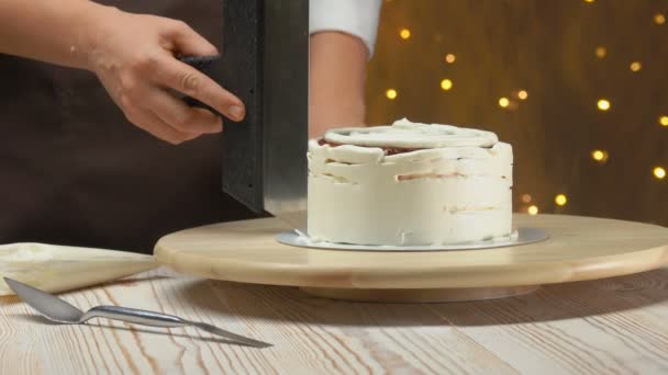 Pasta şefleri kek üzerine krema bir spatula ile seviye. — Stok video