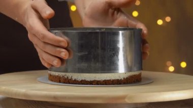 Şef tuzlu karamel ile bir havuç kek kalıbını kaldırır