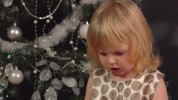 Küçük kız yeni yıl hediye açar — Stok video