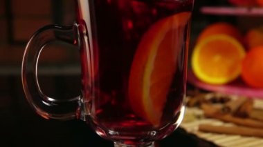 Portakal dilim mulled şarap güzel bir fincan düşüyor
