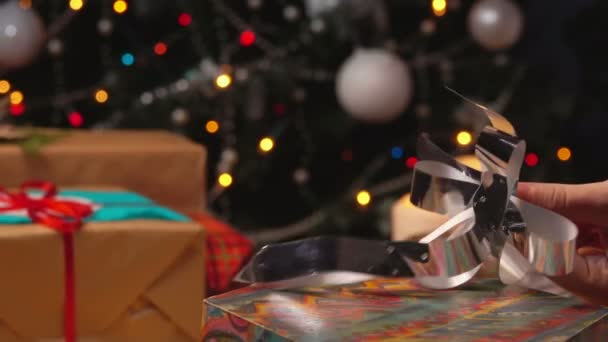 Handen van ingepakte cadeaus voor kerst — Stockvideo