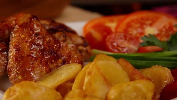 Vista de cerca en un plato con alas de pollo frito — Vídeo de stock