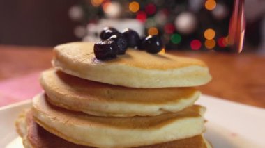 Yaban mersini ile çilek şurubu krep dökün