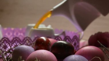 Pembe renkli Paskalya yortusu yumurta yatıyor. Çay Kupası'nda döktü