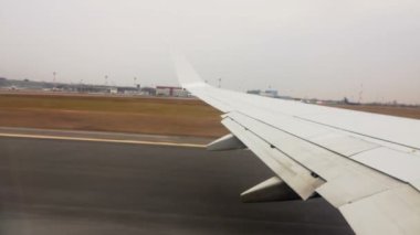 uçak çıkartıyor.