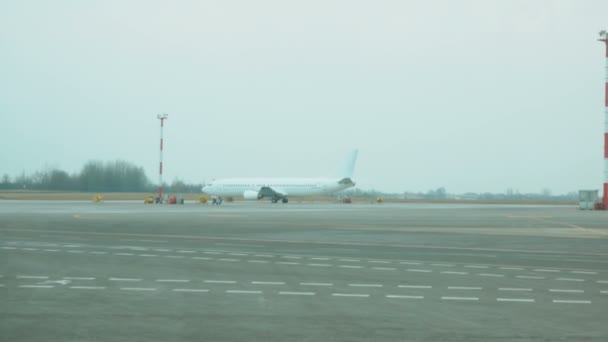 Vliegtuig bereidt af te nemen op de luchthaven — Stockvideo