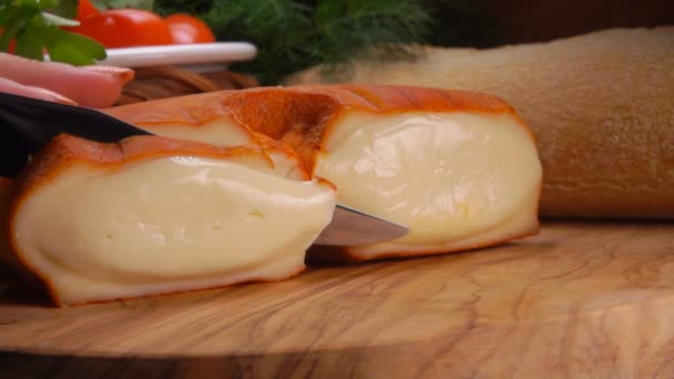 Murol es un queso pasteurizado, semi-suave, de leche de vaca — Vídeos de Stock