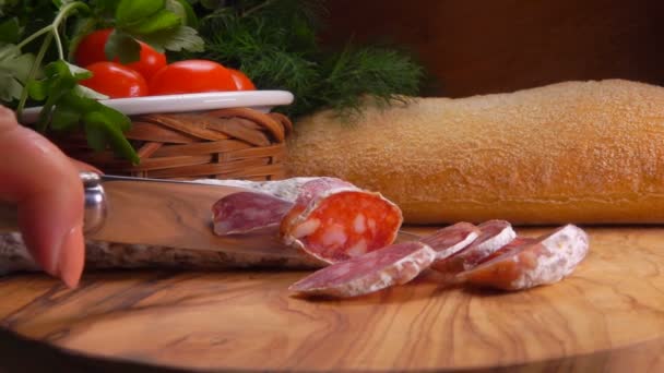 Chef taglia salsiccia jerked con coltello — Video Stock