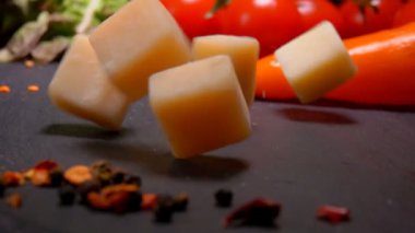 Küpleri Parmesan peyniri tablo yüzeye düşmek