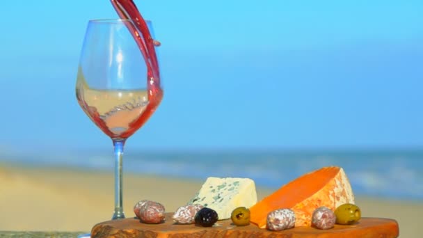 Picnic sulla costa atlantica con formaggi e vino — Video Stock