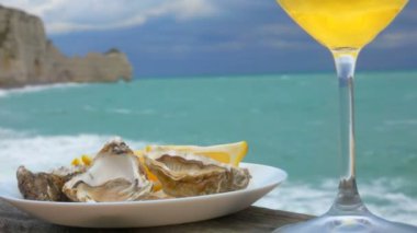 Şarap ve bir tabak istiridye limonlu ve