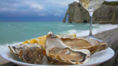 Şarap ve bir tabak istiridye limonlu ve