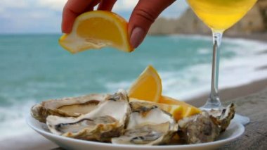 El limon suyu taze istiridye sıkar.